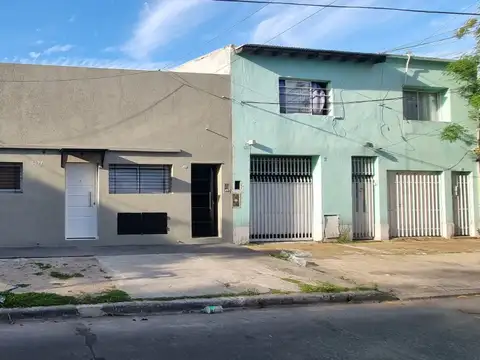 EN VENTA EN CASEROS CASA DE TRES AMBIENTES AL FRENTE TOTALMENTE A NUEVO - FICHA 9711