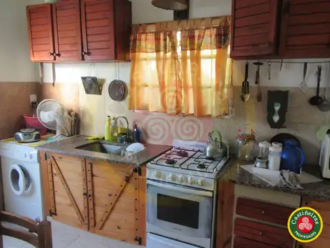 DOS CASAS - AMPLIO LOTE - ENTRADA DE AUTO AL FONDO - POSIBILIDAD DE 2 RENTAS - PERMUTA !!