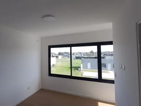 Casa en Alquiler con 2 cocheras