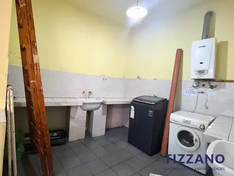 Casa 9 ambientes con 2 baños