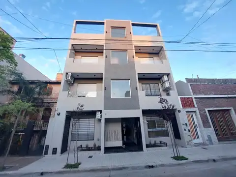 Depto. de 2 amb. con terraza y balcón al frente