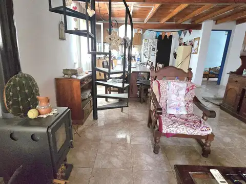 Casa 4 ambientes con 2 baños