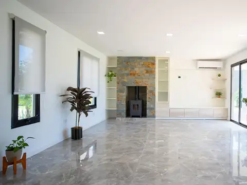 Casa en Venta con 4 cocheras