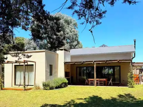 Casa 4 ambientes con 2 baños