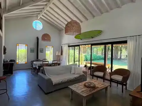 Casa en Alquiler con 1 cochera