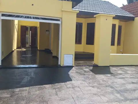 Casa en lote de 10 x 47 mts de 4 amb. con amplia cochera cubierta y gran fondo con depto a terminar.