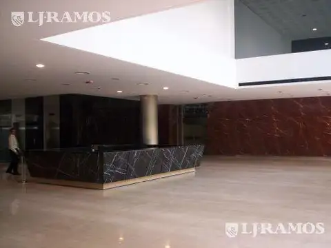 Oficina en Alquiler con 8 cocheras