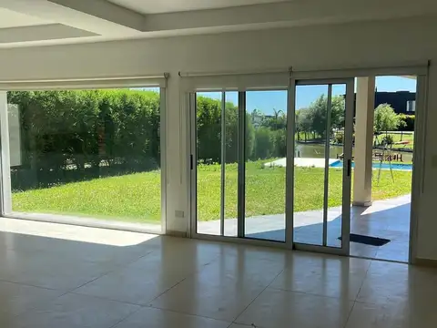 Casa 5 ambientes con 4 baños