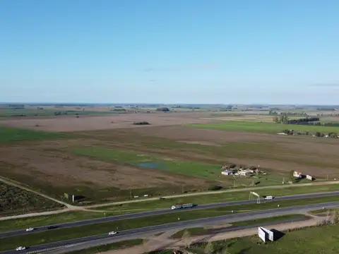 Sobre Autopista mas de 200 metros de Frente Zona Ramallo