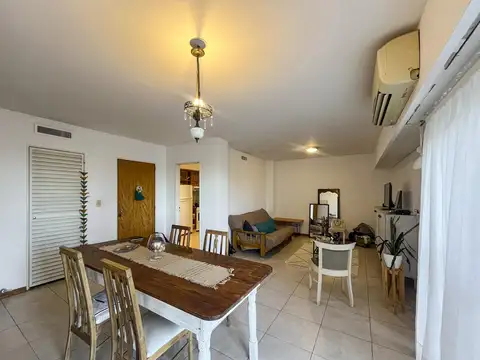 Departamento de 2 dormitorios más comodín con vista parcial al río