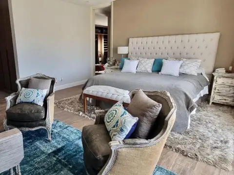 Casa 8 ambientes con 5 baños