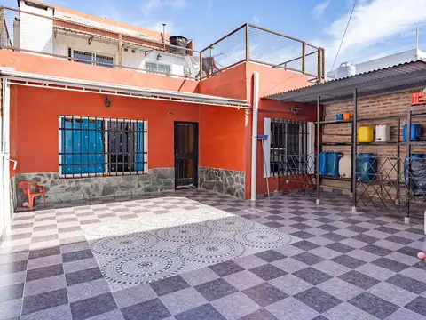 CASA EN VENTA 4 DORMITORIOS CON COCHERA Y PATIO