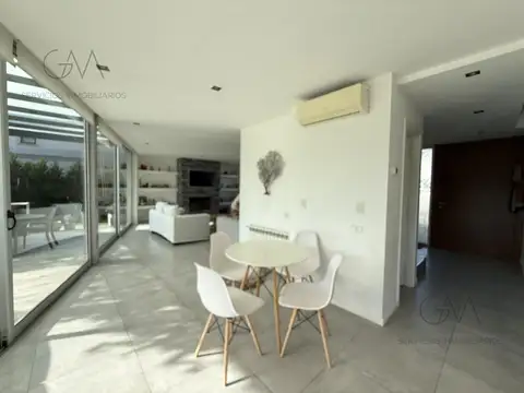 Casa 4 ambientes con 4 baños