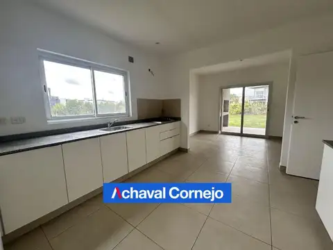 Casa 4 ambientes con 3 baños