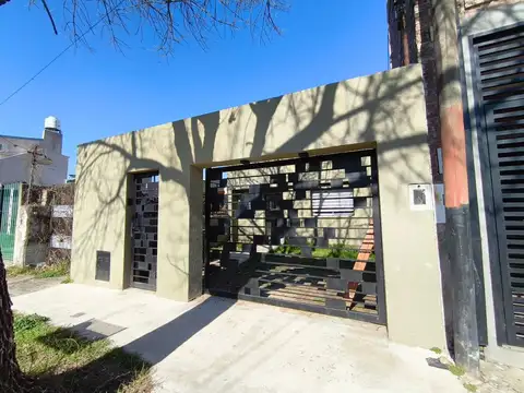 Casa en venta c/ cochera en Villa Gobernador Gálvez