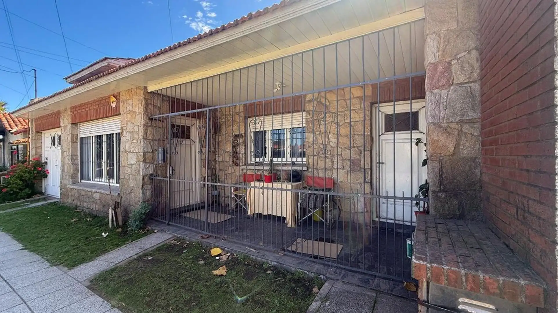 Venta casa 3 ambientes en Las Avenidas con jardín