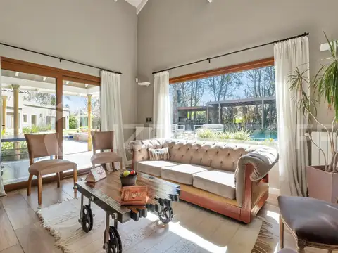 Casa en Venta con 4 cocheras