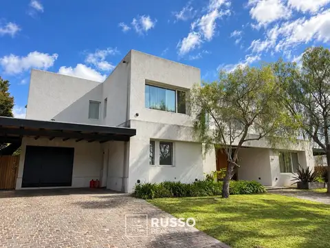 Casa en Venta con 2 cocheras