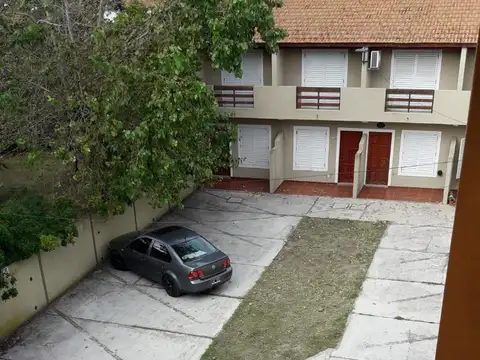 Departamento con cochera en complejo