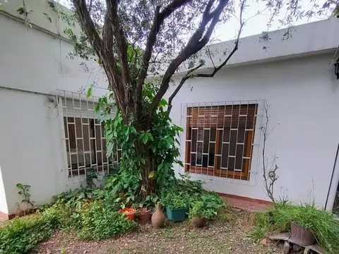 Casa  4   Ambientes con jardin y cochera