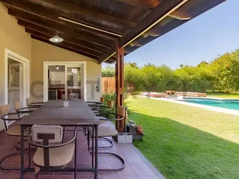 Casa 4 ambientes con 2 baños