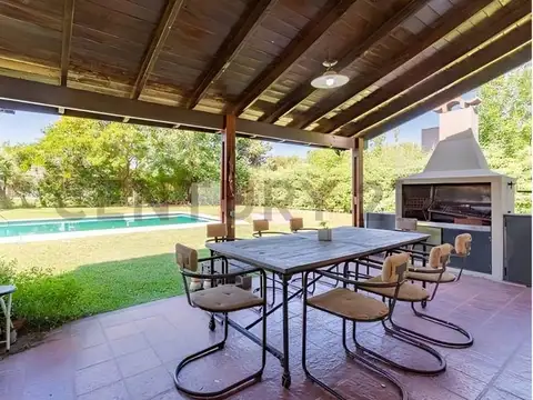 Casa en Alquiler con 1 cochera