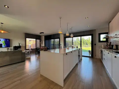 Casa 4 ambientes con 2 baños