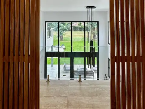 Casa en Venta con 3 cocheras