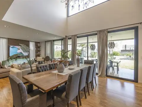 Casa en Alquiler con 2 cocheras