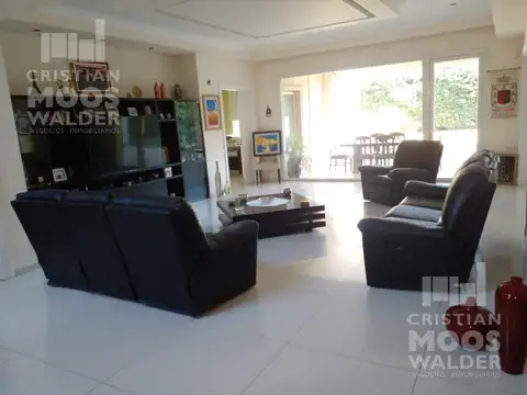 Casa  en venta 8 ambientes - Escobar