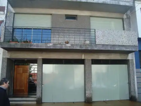 IMPECABLE DEPTO 3 AMBIENTES CON PATIO
