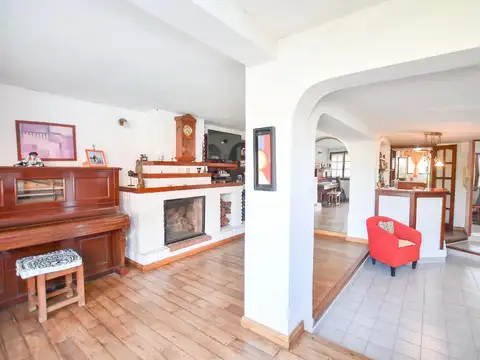 Casa 6 ambientes con 5 baños