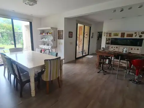 Venta de casa en Barrio Cerrado Santa Ana . Moreno