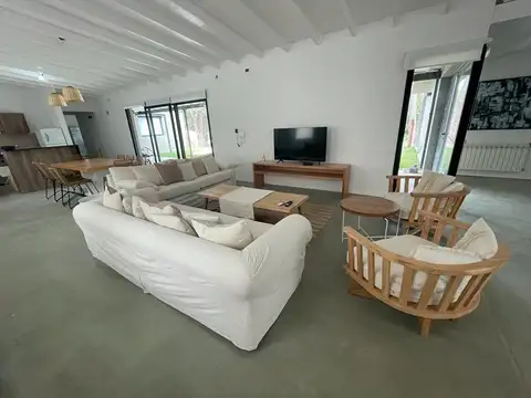 Casa 4 ambientes con 2 baños