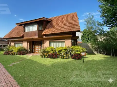 Casa en venta 4 ambientes con jardín y cochera en Ituzaingó Norte
