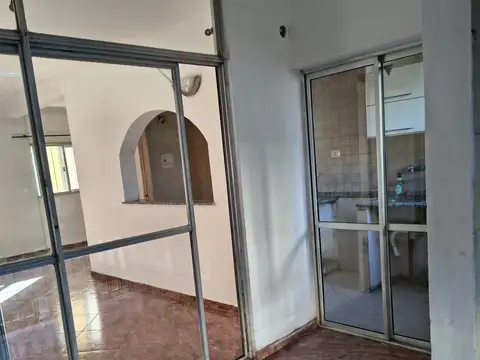 Colectora 2600, Piso 1