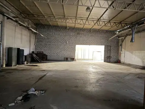 Depósito de 1000m2 en alquiler, techo de losa, excelente ubicación.