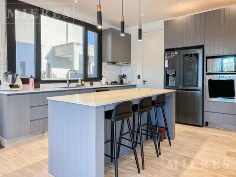 Casa 7 ambientes con 4 baños