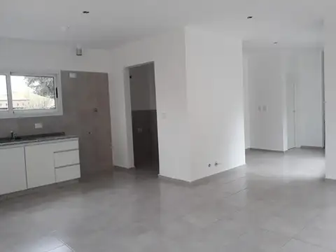 Casa en Alquiler con 2 cocheras