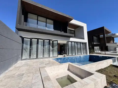 Casa 8 ambientes con 7 baños