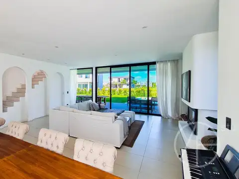 Casa 5 ambientes con 4 baños