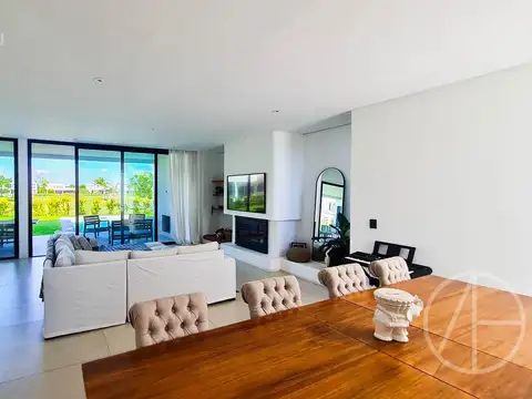 Casa en Alquiler con 4 cocheras