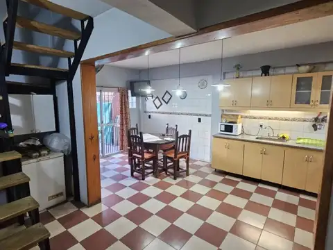 Casa 4 ambientes con 2 baños