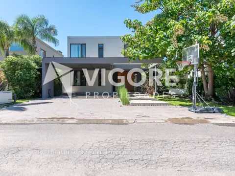 CASA EN VENTA EN BRISAS DE ADROGUÉ DE 6 AMBIENTES, PILETA Y COCHERA PARA 2 AUTOS.