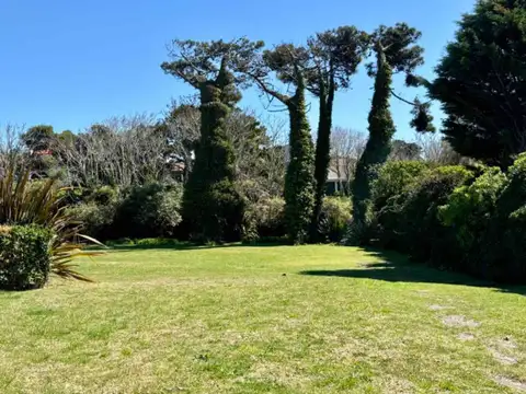 Casa 8 ambientes con 4 baños