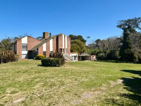 Venta casa y lote contiguo Pinamar cerca del mar