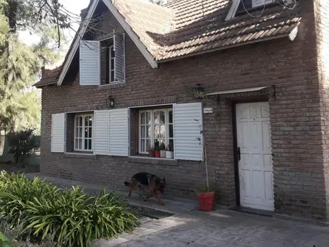 Casa quinta en venta - 4 Dormitorios 3 Baños - Coronel Brandsen