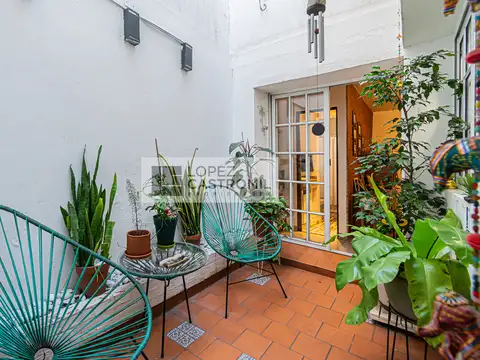 ESPECTACULAR CASA DE REVISTA! Terraza y quincho con parrilla! T/luz y sol! Toda a nueva! Cochera! ÚNICA! OPORT!