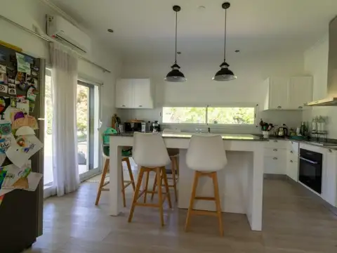 Los Robles, Carlos Keen