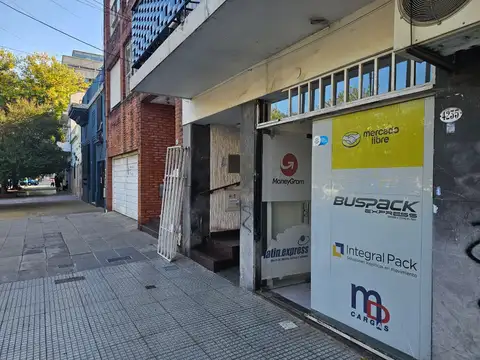 Local de 3 x 7.40 en excelente estado y ubicación sobre Avenida Olazábal  22 m2 totales 